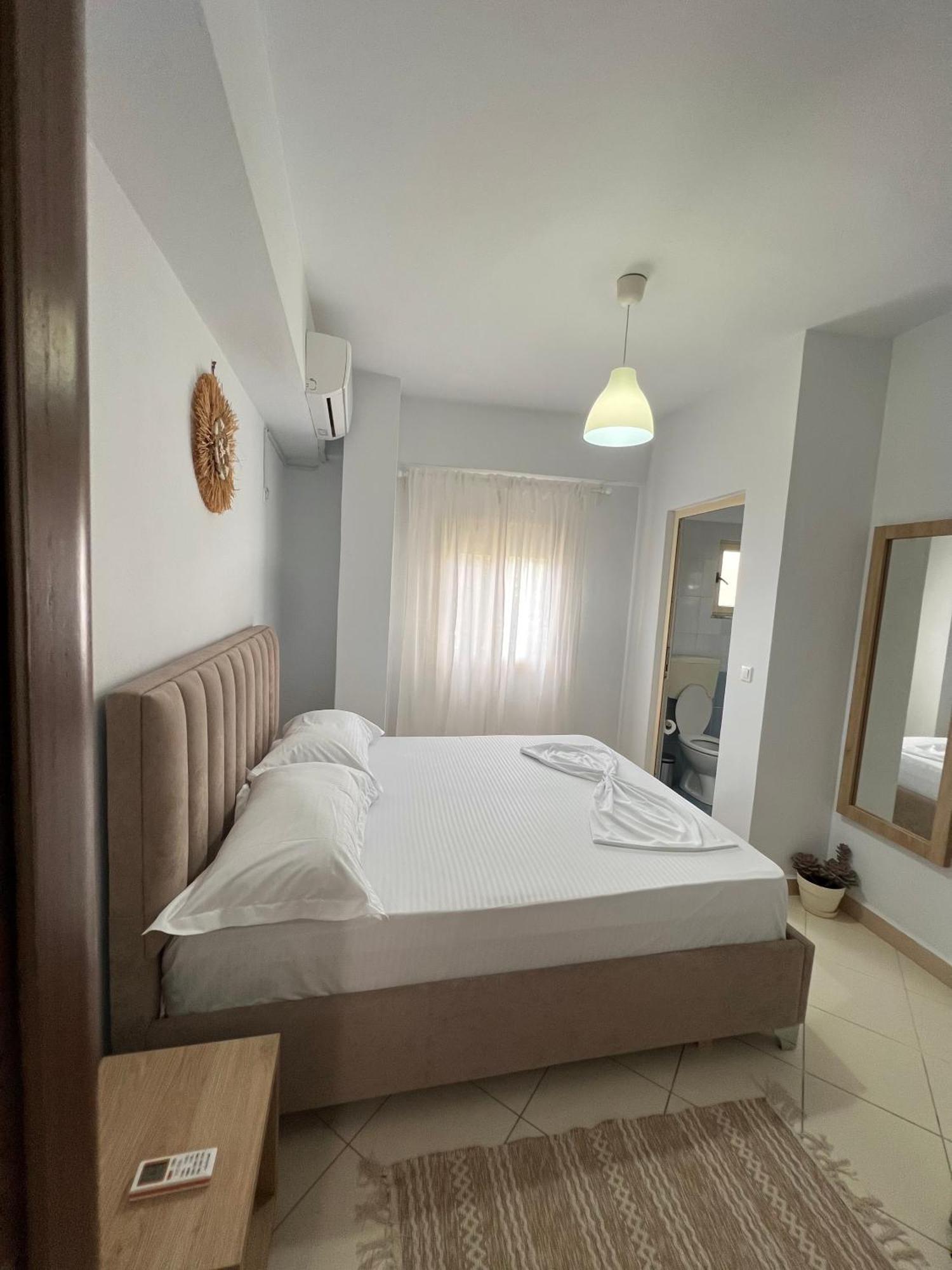 Helios Rooms Sarande Bagian luar foto