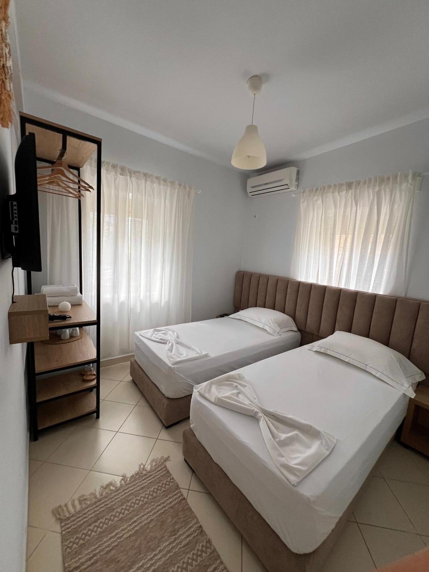 Helios Rooms Sarande Bagian luar foto